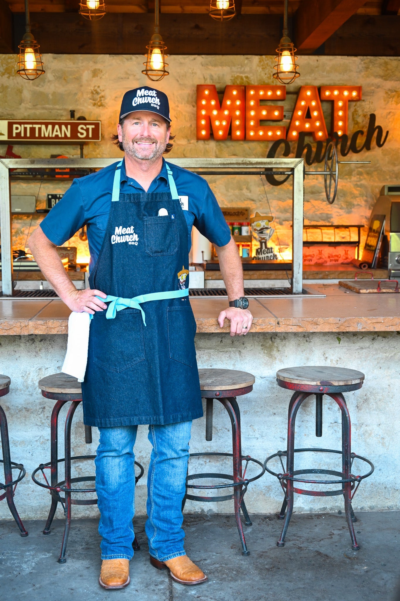 hedley-and-bennett-meat-church-apron-navy-g1 NAVY_H_B_APRON_LIFESTYLE_OUTDOOR_KITCHEN_TIED.jpg